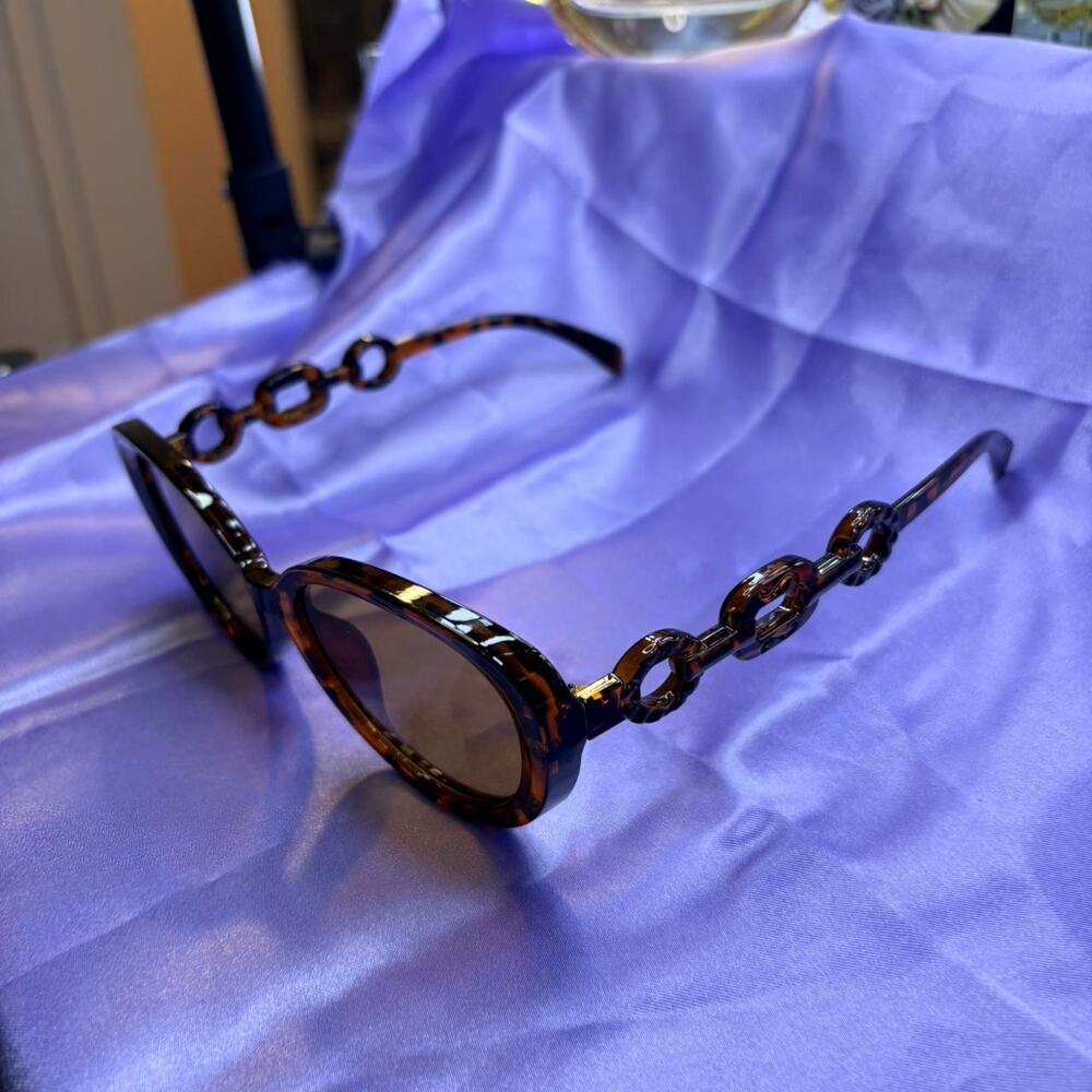 Women's brown tortoise shell sunglasses with oversized oval lenses - Picture 2 of 7